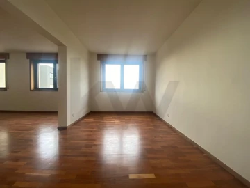 Apartamento T3 para Arrendamento em Aldoar, Foz do Douro e Nevogilde