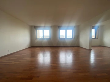 Apartamento T3 para Arrendamento em Aldoar, Foz do Douro e Nevogilde