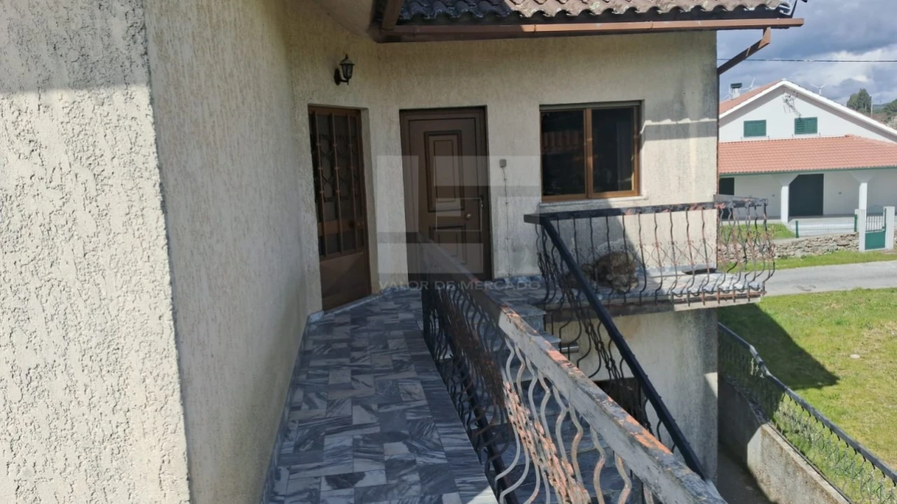 Moradia T6 para Venda em Monteiras Foto 34