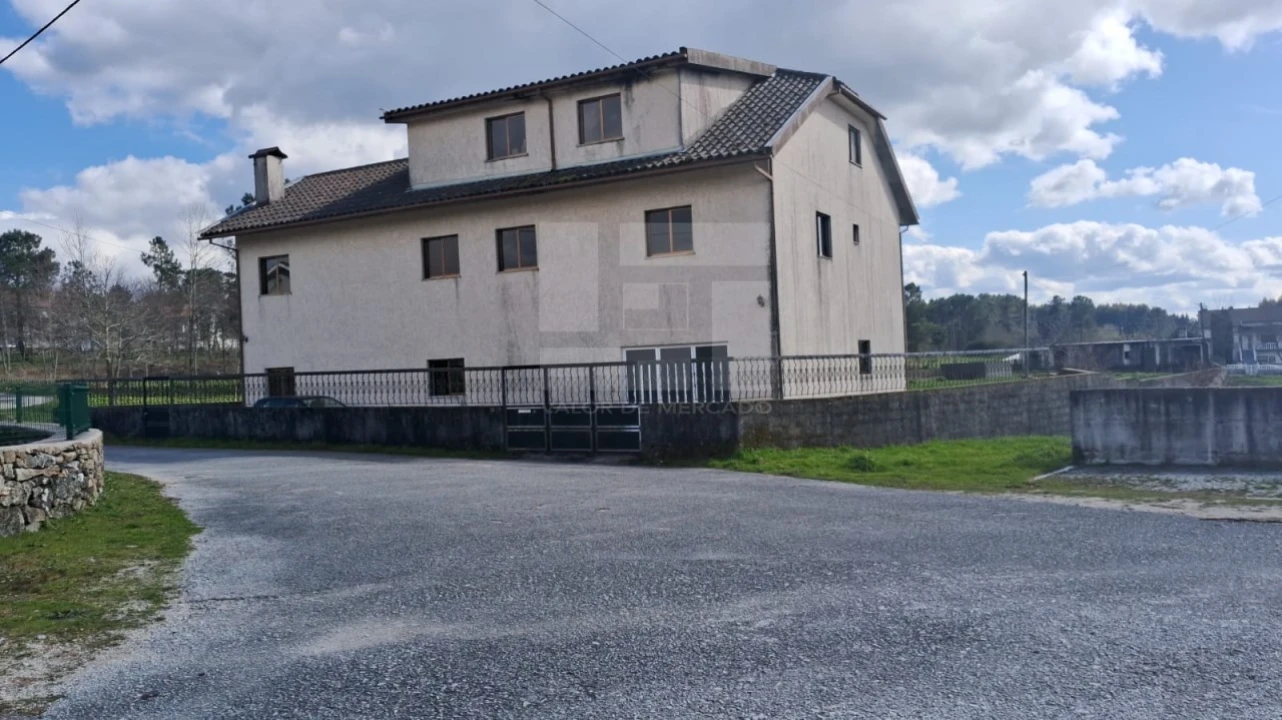 Moradia T6 para Venda em Monteiras Foto 1