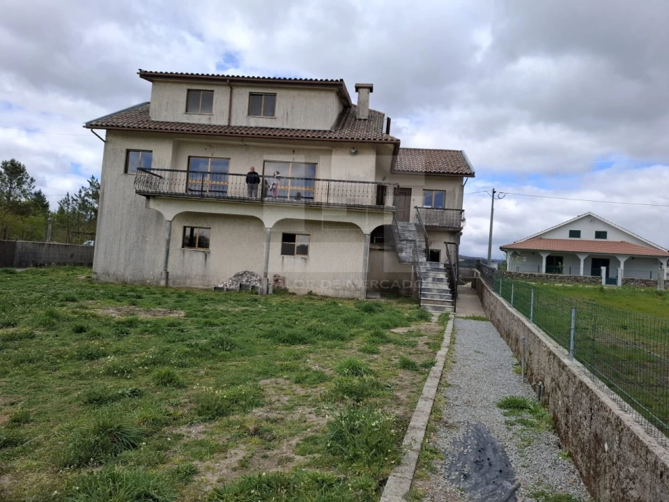 Moradia T6 para Venda em Monteiras Foto 92