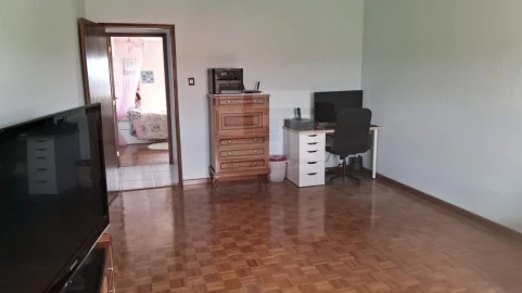 Moradia T6 para Venda em Monteiras