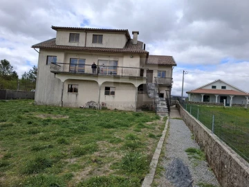 Moradia T6 para Venda em Monteiras