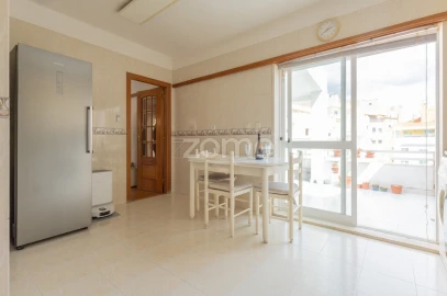 Apartamento T4 para Venda em Carcavelos e Parede