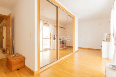 Apartamento T4 para Venda em Carcavelos e Parede