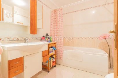 Apartamento T4 para Venda em Carcavelos e Parede