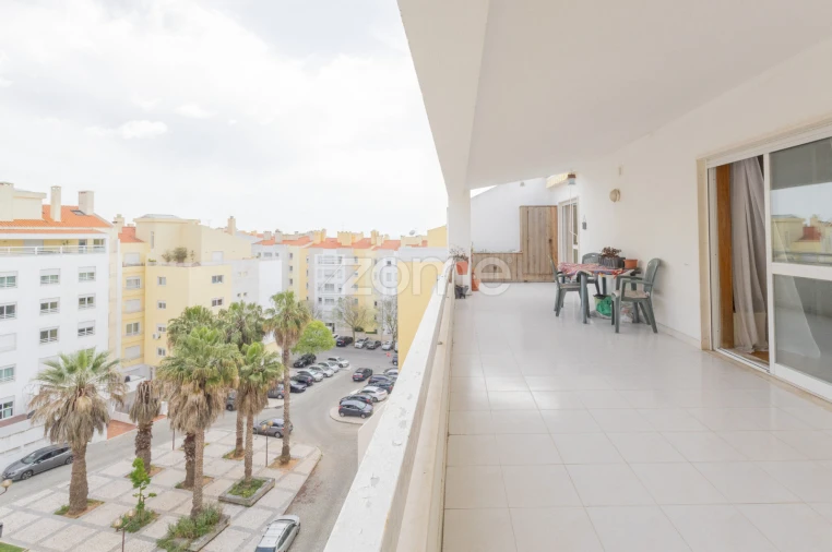 Apartamento T4 para Venda em Carcavelos e Parede Foto 27