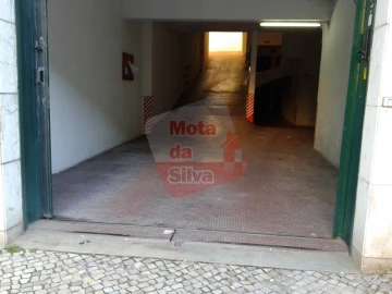 Garagem para Arrendamento em Almada, Cova da Piedade, Pragal e Cacilhas