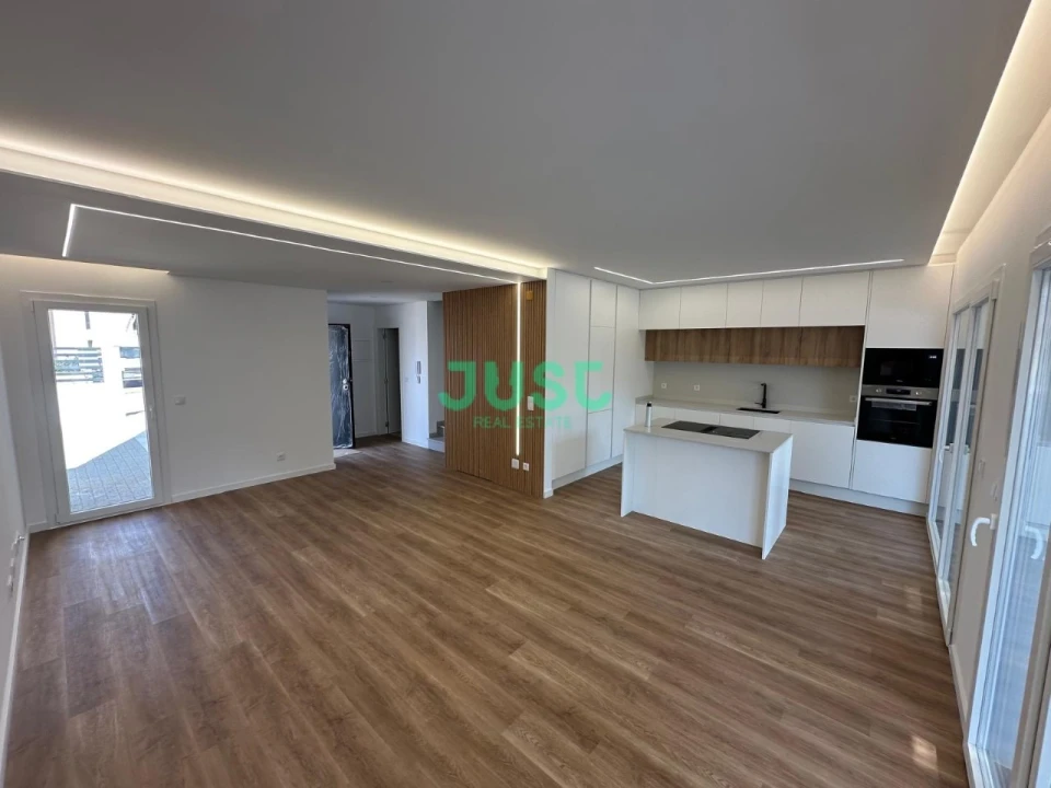 Moradia T4 para Venda em Fernao Ferro Foto 1