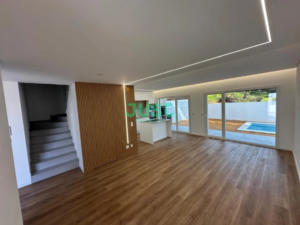 Moradia T4 para Venda em Fernao Ferro Foto 2