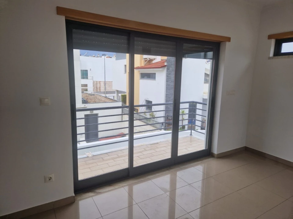 Moradia T5 para Venda em Laranjeiro e Feijó Foto 8