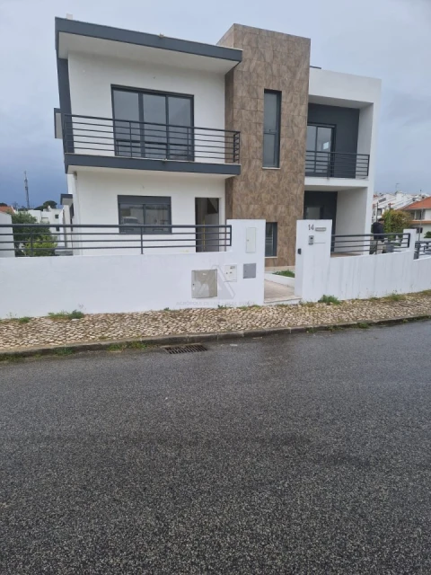 Moradia T5 para Venda em Laranjeiro e Feijó