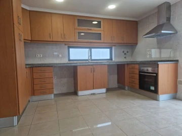 Moradia T5 para Venda em Laranjeiro e Feijó