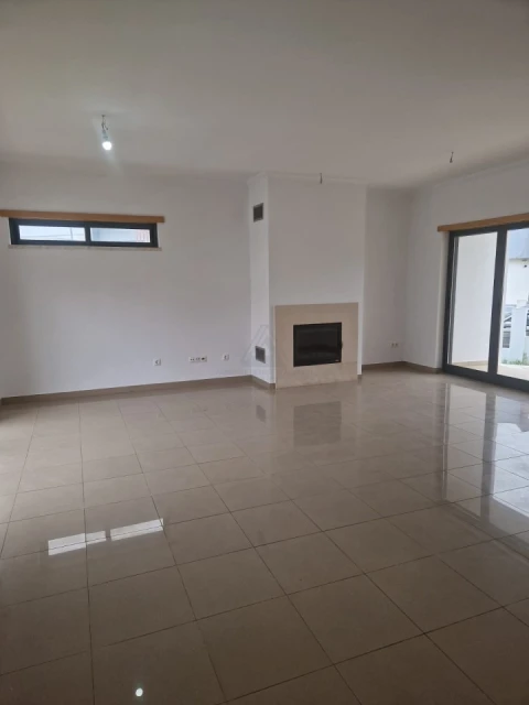 Moradia T5 para Venda em Laranjeiro e Feijó