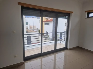 Moradia T5 para Venda em Laranjeiro e Feijó