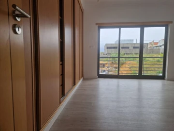 Moradia T5 para Venda em Laranjeiro e Feijó