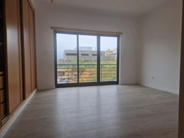 Moradia T5 para Venda em Laranjeiro e Feijó