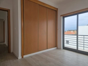 Moradia T5 para Venda em Laranjeiro e Feijó