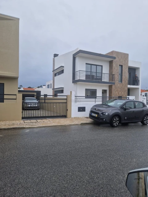 Moradia T5 para Venda em Laranjeiro e Feijó