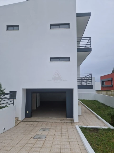 Moradia T5 para Venda em Laranjeiro e Feijó