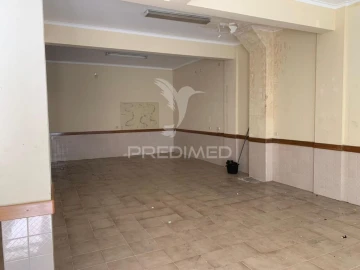 Loja para Arrendamento em Rio de Mouro