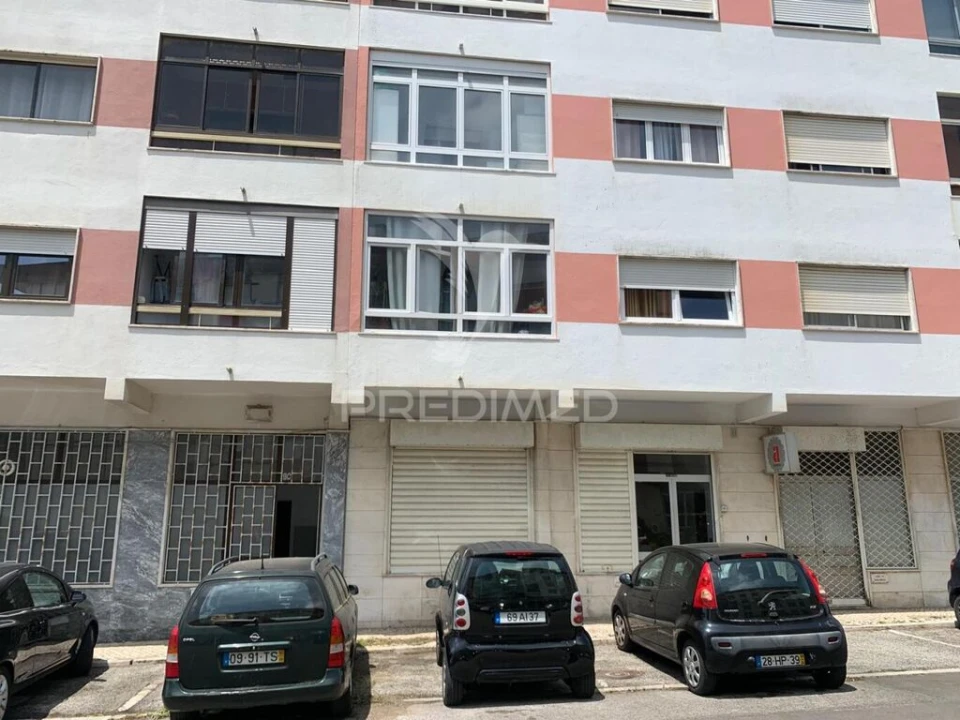 Loja para Arrendamento em Rio de Mouro Foto 3