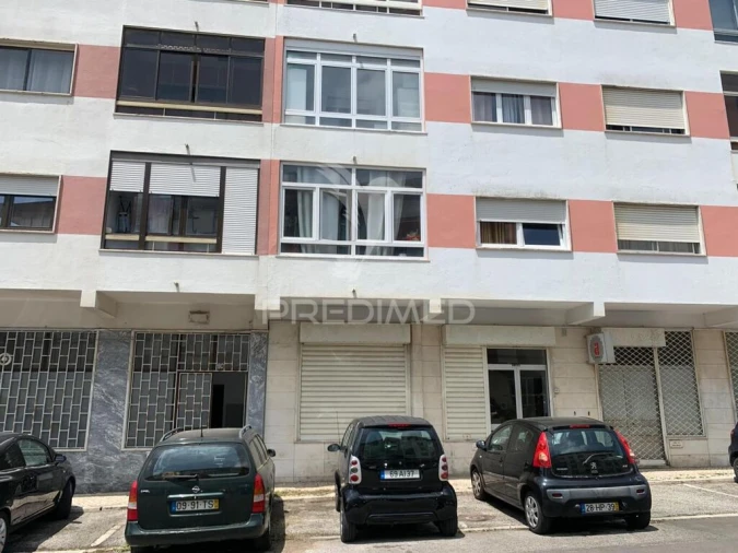 Loja para Arrendamento em Rio de Mouro Foto 3