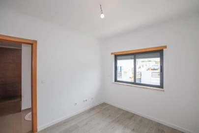 Moradia T5 para Venda em Laranjeiro e Feijó