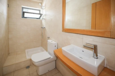 Moradia T5 para Venda em Laranjeiro e Feijó