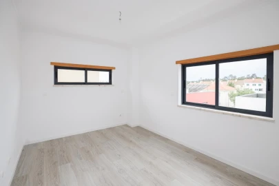 Moradia T5 para Venda em Laranjeiro e Feijó
