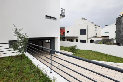 Moradia T5 para Venda em Laranjeiro e Feijó