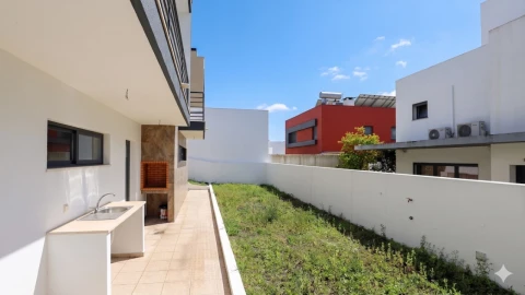 Moradia T5 para Venda em Laranjeiro e Feijó