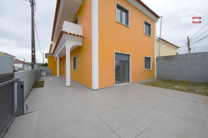 Moradia T4 para Venda em Queluz e Belas