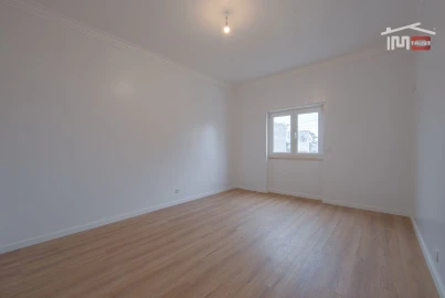 Moradia T4 para Venda em Queluz e Belas