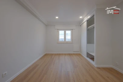 Moradia T4 para Venda em Queluz e Belas