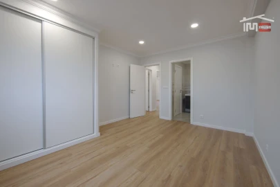 Moradia T4 para Venda em Queluz e Belas