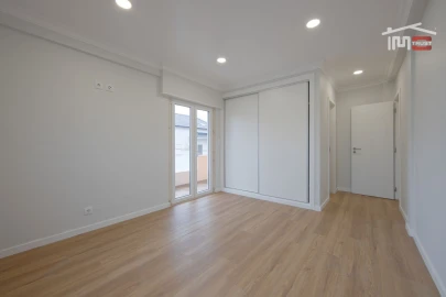 Moradia T4 para Venda em Queluz e Belas