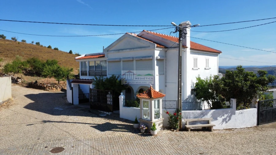 Moradia T4 para Venda em Ferradosa e Sendim da Serra Foto 6