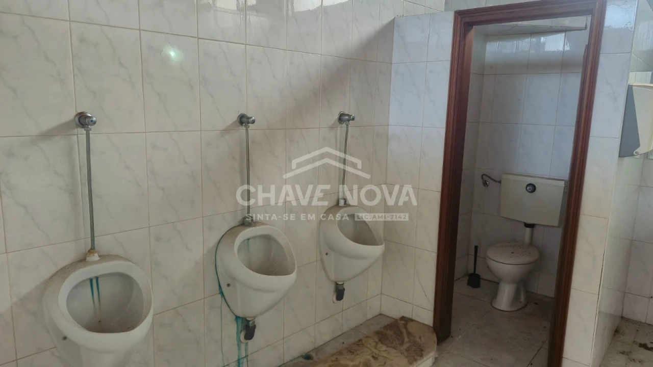 Loja para Arrendamento em Arcozelo Foto 14