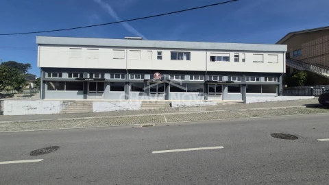 Loja para Arrendamento em Arcozelo