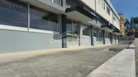 Loja para Arrendamento em Arcozelo