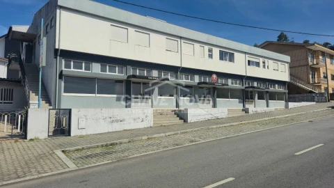 Loja para Arrendamento em Arcozelo