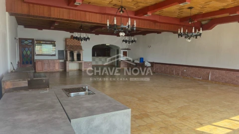 Loja para Arrendamento em Arcozelo