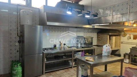 Loja para Arrendamento em Arcozelo