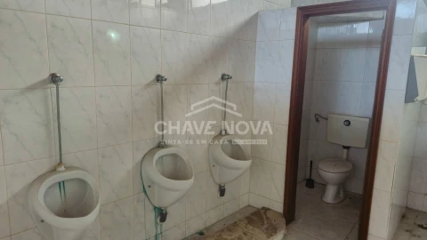 Loja para Arrendamento em Arcozelo