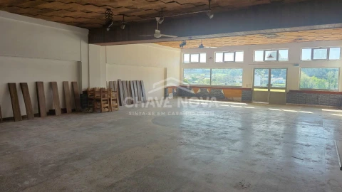 Loja para Arrendamento em Arcozelo