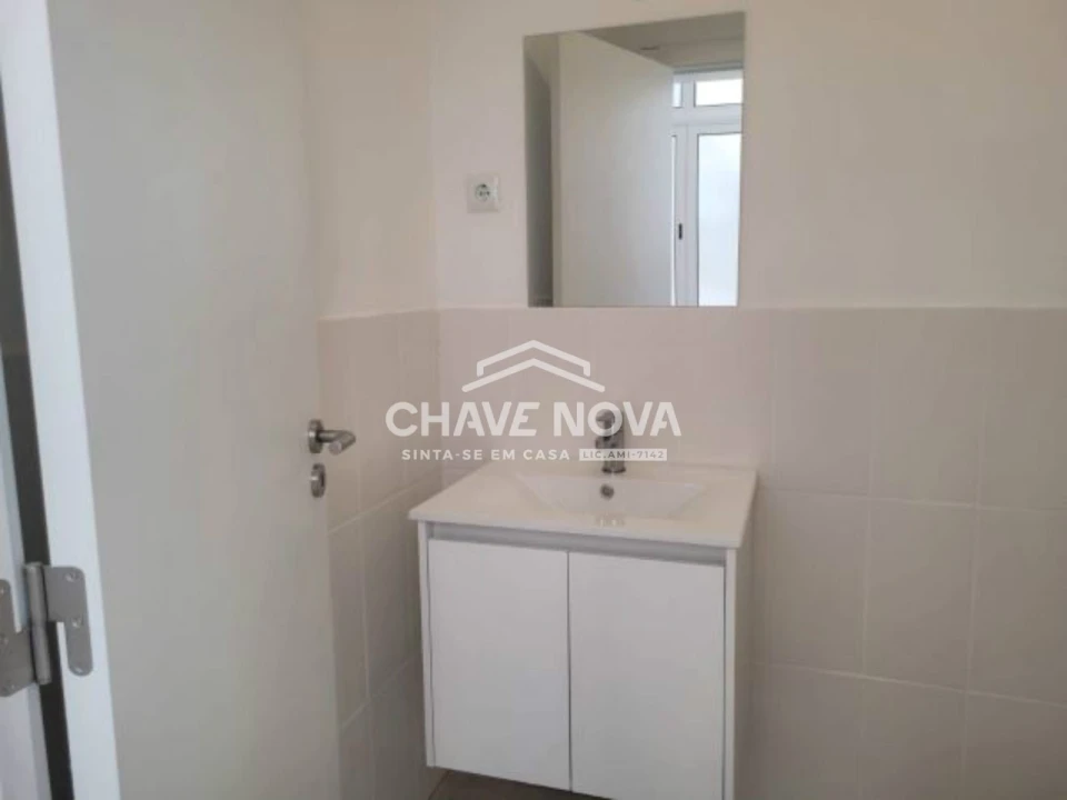 Apartamento T3 para Arrendamento em Santo António Foto 3
