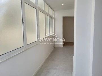 Apartamento T3 para Arrendamento em Santo António