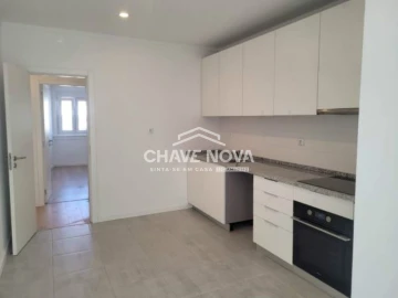 Apartamento T3 para Arrendamento em Santo António