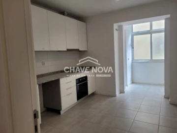 Apartamento T3 para Arrendamento em Santo António